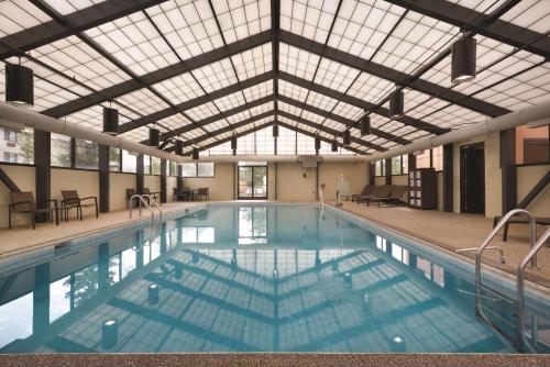 霍夫曼庄园Hyatt Place Chicago Hoffman Estates的大型游泳池设有大型天花板