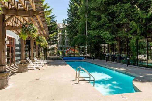 惠斯勒比尔阿尔派格洛夫公寓式酒店的庭院中间的游泳池