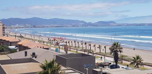 拉塞雷纳Departamentos La Serena Vista的享有海滩和大海及建筑的景致