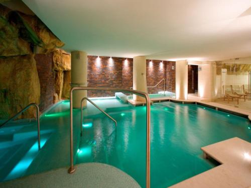 索伦托乌利赛豪华旅馆的游泳池,位于带游泳池的建筑内