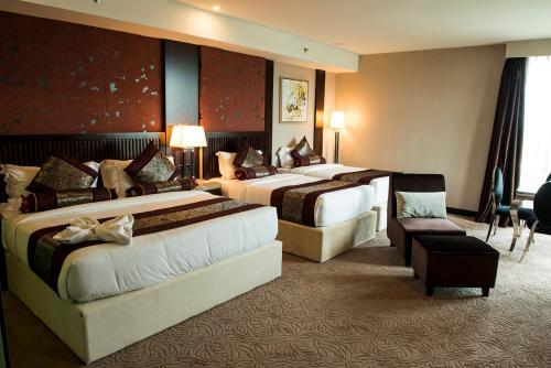 皇家标致酒店客房内的一张或多张床位