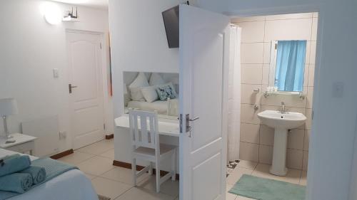萨尔达尼亚Berg en Dal Accommodation的白色的浴室设有水槽和卫生间。