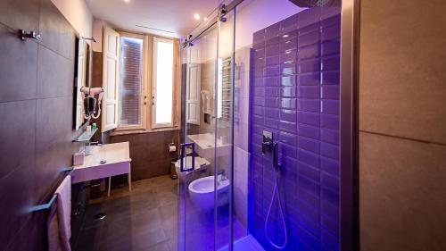 罗马贝佳斯行政套房酒店的带淋浴、卫生间和盥洗盆的浴室