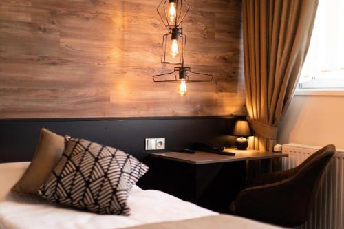 科普日夫尼采塔特拉因特酒店的客房设有一张床和一张带台灯的书桌