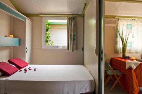 圣何塞埃斯库约斯旅游酒店客房内的一张或多张床位