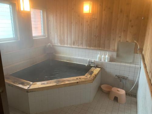 日光日光龟背酒店的浴室配有大浴缸及卫生间