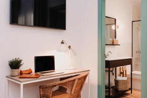 瓦伦西亚Lindala的浴室设有一张桌子和一台笔记本电脑