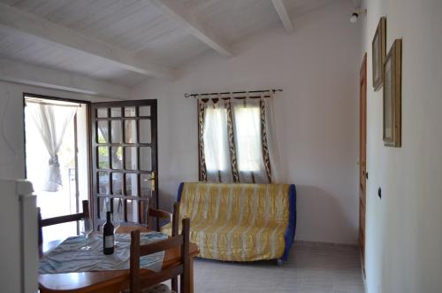 圣安蒂奥科Casa Vacanze Cala Sapone的客厅配有桌子和椅子