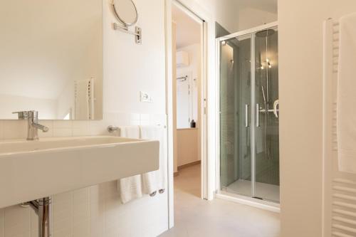 滨海弗兰卡维拉阿尔贝各普恩塔东酒店的一间带水槽和淋浴的浴室