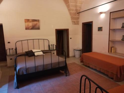 韦列Masseria Caracci的一间卧室,配有两张床