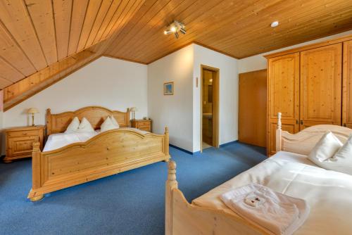 马兹灵奈格尔兰德酒店的一间卧室设有两张床和木制天花板