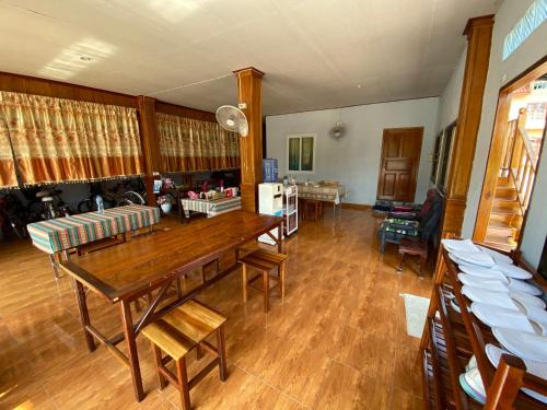 清刊Baan Kokaew Chiang Khan的客厅配有木桌和椅子