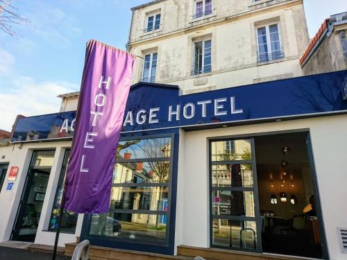 拉罗谢尔Accostage Hôtel Plage de la Concurrence的大楼前的大型酒店标志