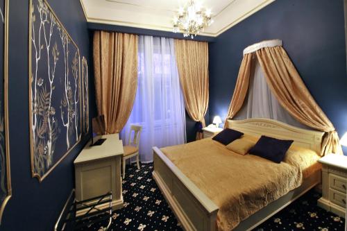 卡罗维发利阿利萨酒店的蓝色卧室,配有一张带天蓬的床