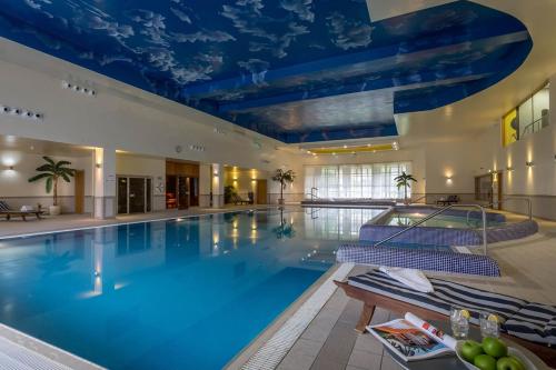 穆林加尔马林加公园酒店的一座拥有蓝色天花板的大型游泳池