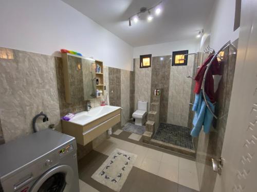 潘托皮芒Villa Annjo的一间带水槽和洗衣机的浴室