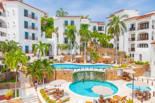 圣克鲁斯华特库Hotel Marina Resort & Beach Club的度假村游泳池的图片