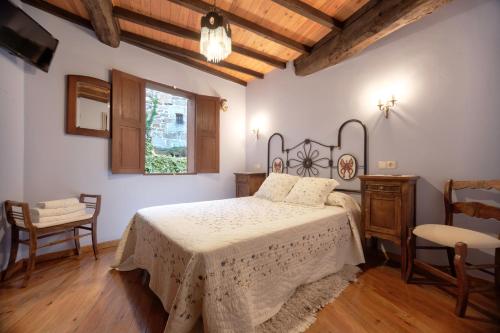 Esposende卡萨都乌略亚酒店的卧室配有一张床和一张桌子及椅子