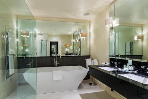 穆林加尔马林加公园酒店的带浴缸和两个盥洗盆的大浴室
