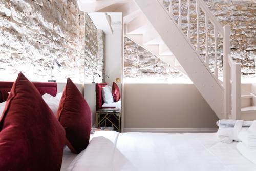 塔林Hotel Meltzer Apartments的卧室配有带红色枕头的白色床