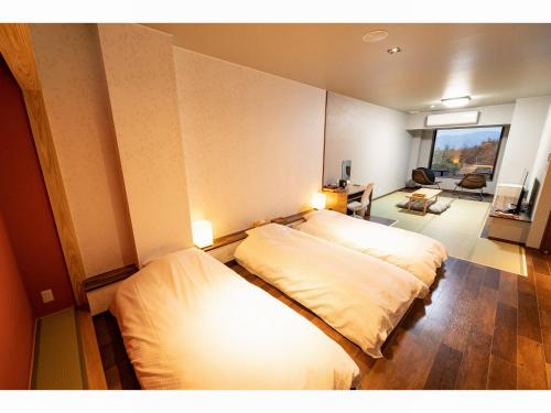 一关Kajitsu no Mori的一间带两张床的卧室和一间客厅