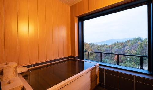 一关Kajitsu no Mori的空房间,设有美景大窗户