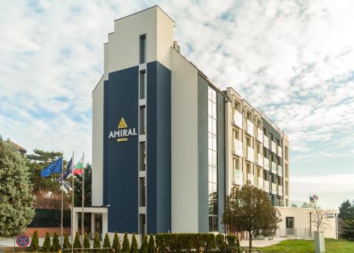 瓦尔纳Amiral Hotel (former Best Western Park Hotel)的前面有aania标志的建筑