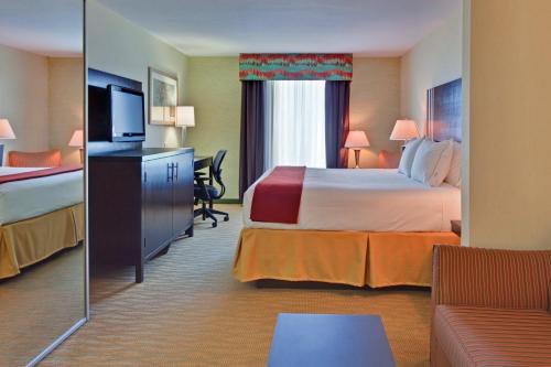 汉堡汉堡快捷假日酒店及套房的酒店客房,设有两张床和镜子