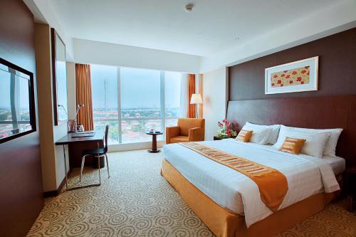 泗水阿拉纳酒店客房内的一张或多张床位