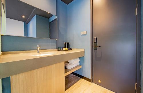 三亚IPK背包客旅舍的一间浴室
