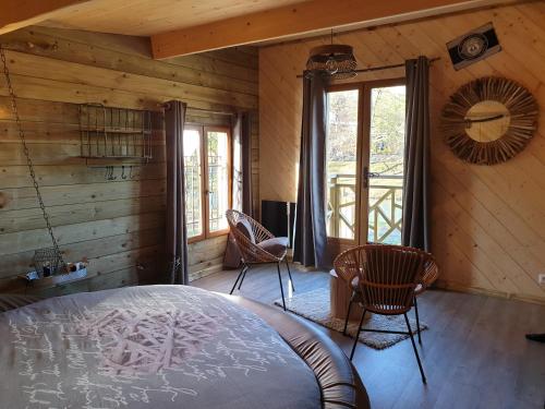 Suzy埃唐斯杜姆林露营地的卧室配有一张床铺,位于带木墙的房间内