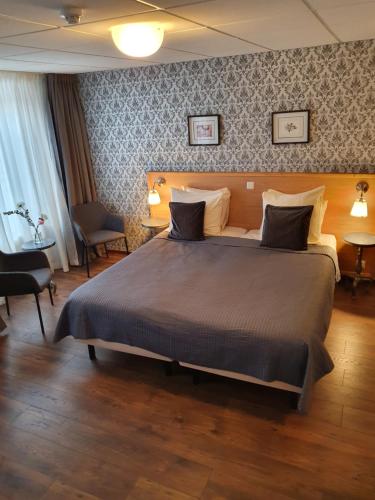 梅珀尔梅珀尔城市酒店的一间卧室,卧室内配有一张大床