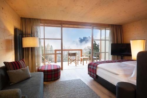 索普拉布扎诺ADLER Lodge RITTEN的酒店客房设有一张床和一个阳台。