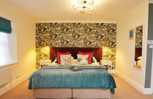 托基克利夫兰2011-2012四星级金奖酒店的一间卧室配有一张带红色枕头的大床