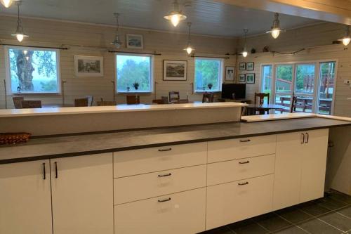 MoldegardMoldegaard Riding Lodge的一间大厨房,配有白色的橱柜和一个大柜台