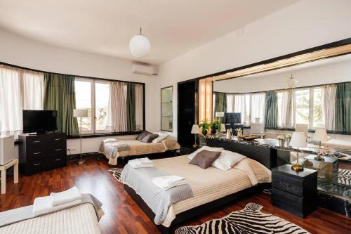 巴塞罗那归尔维拉洛公园旅馆的一间带大床的卧室和一间客厅