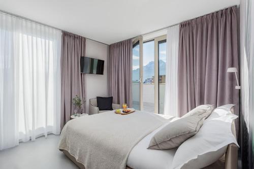 卢塞恩VISIONAPARTMENTS Neustadtstrasse - contactless check-in的白色的卧室设有床和窗户