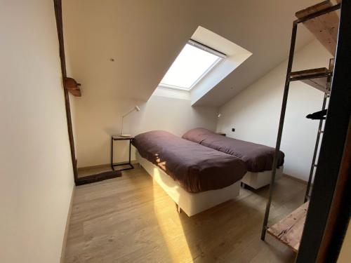 根特Burgstraat 17 Apartment in Exclusive Patrician House in Medieval Ghent的一间卧室设有两张双层床和一扇窗户。