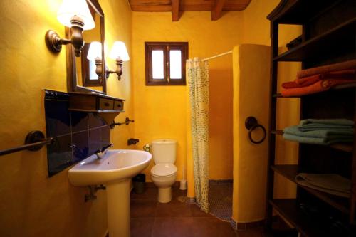 阿索马达Roco I的浴室配有白色水槽和卫生间。