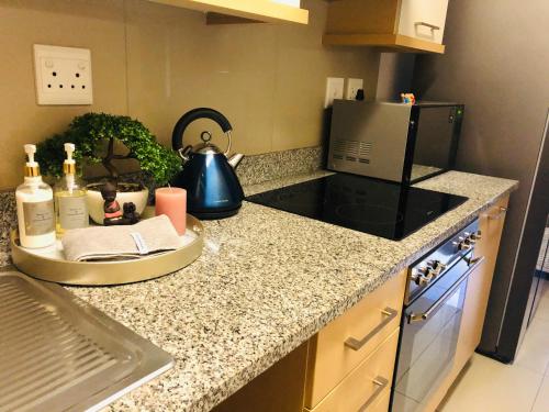 德班Umhlanga Ridge self-catering apartment的厨房配有带微波炉的台面