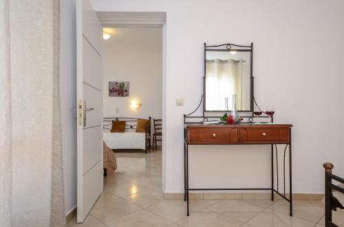 米科利维亚Gaitani apartments plaka naxos的浴室设有梳妆台和墙上的镜子