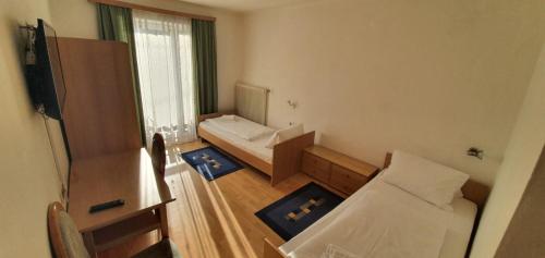 斯皮特安德劳Gasthof Kasperle的小房间设有两张床和窗户