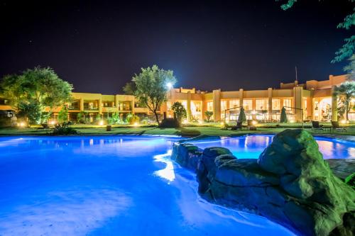 温特和克温得和克乡村俱乐部度假酒店的一座晚上有蓝色水的大游泳池