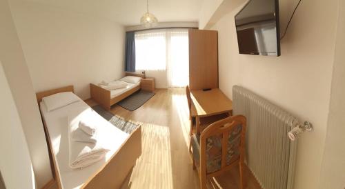 斯皮特安德劳Gasthof Kasperle的小房间设有桌子和沙发