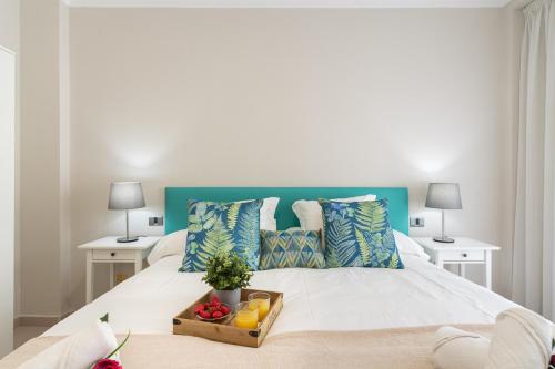 莫甘海滩Amarre Fuente的一间卧室配有一张床,上面有水果盘
