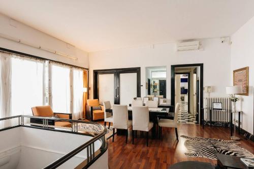 巴塞罗那归尔维拉洛公园旅馆的一间带桌子的客厅和一间餐厅