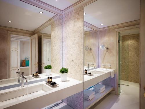 赫索尼索斯Mitsis Selection Laguna的一间带两个盥洗盆和淋浴的浴室