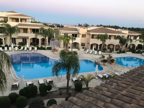 曼德里尔Aphrodite Sands Resort - The Penthouse的享有度假村游泳池的景致