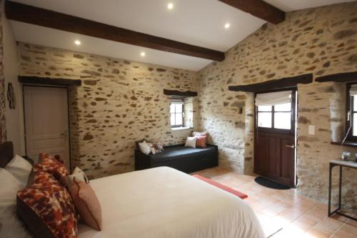 Les EssartsLe Nichoir的一间卧室配有一张床和一个沙发