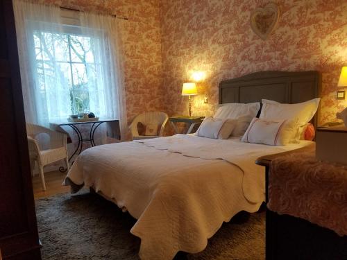 Cattenom克劳斯杜威戈尔住宿加早餐旅馆的一间卧室设有一张大床和一个窗户。